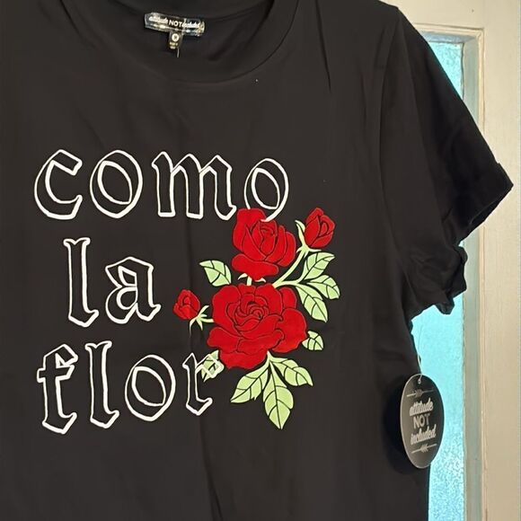 NWT Attitude Not Included Women’s Black Tshirt Como La Flor Rose Top Size M - Picture 2 of 8